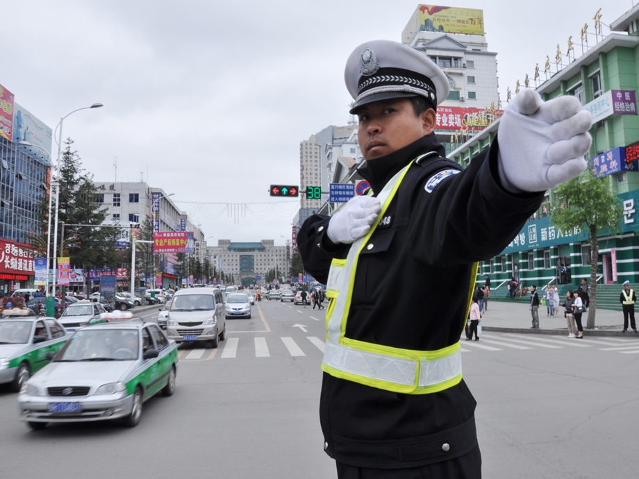 小班社会活动《马路上的车辆》PPT课件教案小班社会：马路上的车辆.pptx_第3页